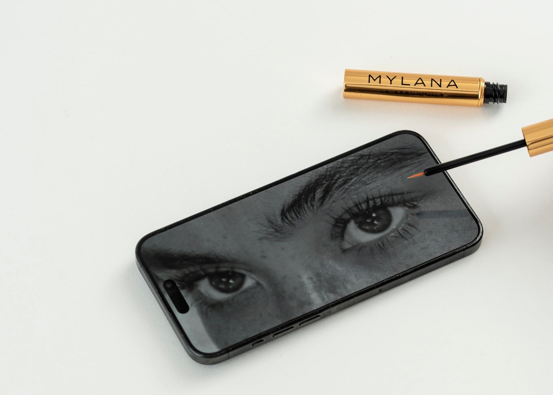 LES INGRÉDIENTS CLÉS DU SÉRUM CILS MYLANA : LA SCIENCE AU SERVICE DE LA BEAUTÉ
